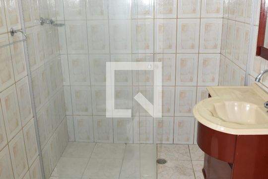 Banheiro de serviço de casa para alugar com 3 quartos, 120m² em Socorro, São Paulo