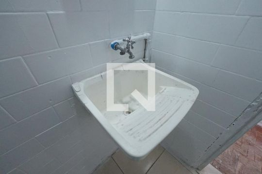 Banheiro de kitnet/studio para alugar com 1 quarto, 40m² em Aclimação, São Paulo