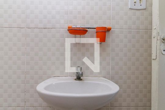 Banheiro de apartamento para alugar com 1 quarto, 50m² em Santo Amaro, São Paulo