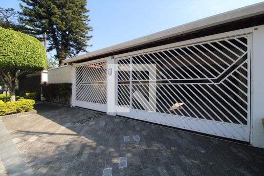 Fachada de casa de condomínio à venda com 3 quartos, 351m² em Jardim Campo Grande, São Paulo