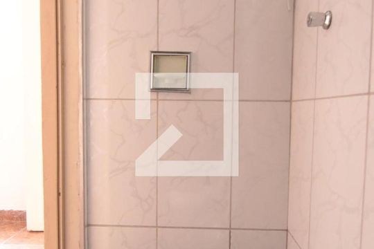 Banheiro de casa para alugar com 2 quartos, 110m² em Jardim Eliane, São Paulo