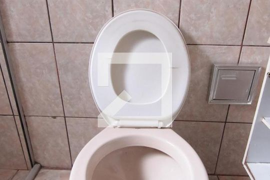 Banheiro de casa para alugar com 2 quartos, 110m² em Jardim Eliane, São Paulo