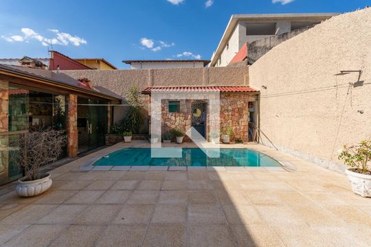 Piscina de casa à venda com 3 quartos, 252m² em Santa Branca, Belo Horizonte