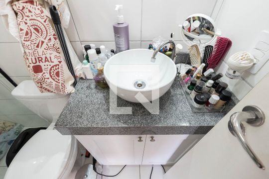 Banheiro de kitnet/studio para alugar com 1 quarto, 26m² em Bela Vista, São Paulo