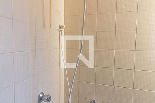 Banheiro de apartamento para alugar com 2 quartos, 60m² em Ahú, Curitiba