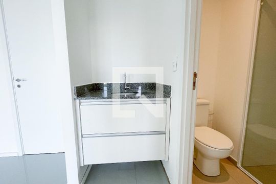 Banheiro de kitnet/studio para alugar com 1 quarto, 29m² em Pinheiros, São Paulo