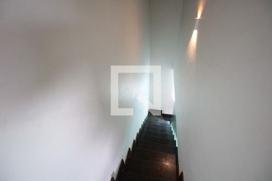 Escada de casa para alugar com 2 quartos, 76m² em Copacabana, Belo Horizonte