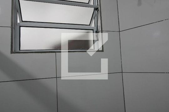 Banheiro de casa para alugar com 2 quartos, 45m² em Vila Bertioga, São Paulo