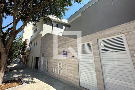 Fachada de casa para alugar com 2 quartos, 45m² em Vila Bertioga, São Paulo