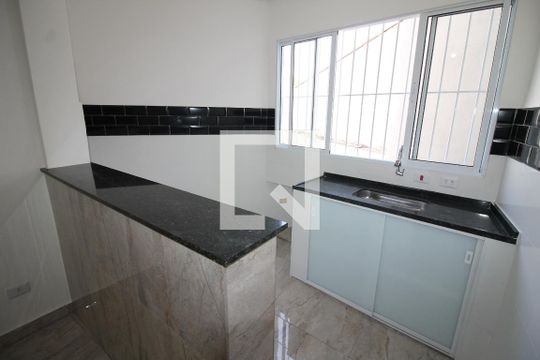 Cozinha de casa para alugar com 2 quartos, 45m² em Vila Bertioga, São Paulo