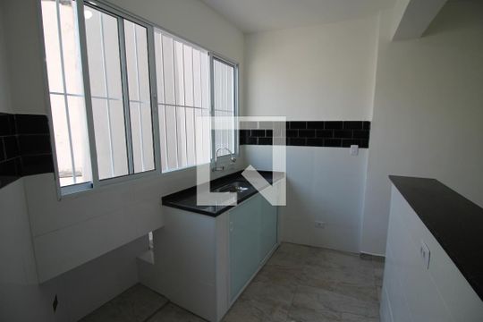 Cozinha de casa para alugar com 2 quartos, 45m² em Vila Bertioga, São Paulo