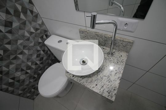 Banheiro de casa para alugar com 2 quartos, 45m² em Vila Bertioga, São Paulo