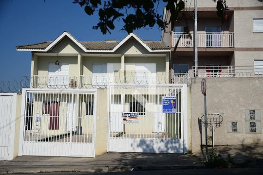 Fachada de casa para alugar com 2 quartos, 80m² em Centreville, Cotia