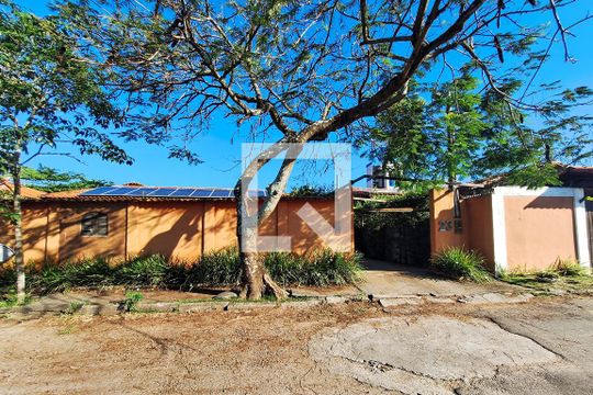 Fachada de casa à venda com 3 quartos, 556m² em Camboinhas, Niterói