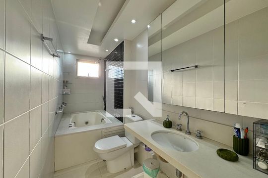 Suíte 1 - Banheiro de apartamento à venda com 5 quartos, 318m² em Barra da Tijuca, Rio de Janeiro
