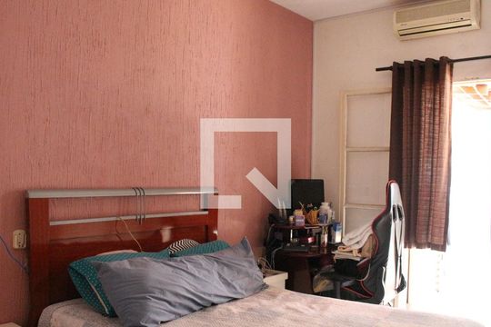 Suíte de casa à venda com 3 quartos, 240m² em Vila Baruel, São Paulo
