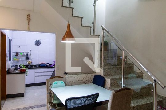 Sala  de casa de condomínio à venda com 3 quartos, 110m² em Vila Talarico, São Paulo