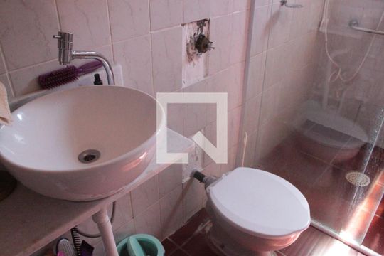 Banheiro de casa à venda com 2 quartos, 79m² em Conjunto Habitacional Vila Santana (sousas), Campinas