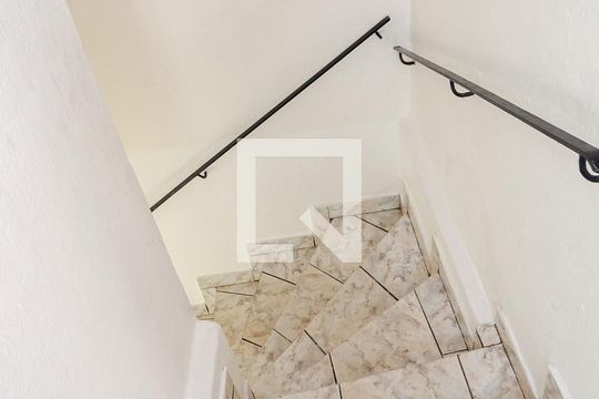 Escadas de casa para alugar com 2 quartos, 100m² em Vila Guarani (z Sul), São Paulo