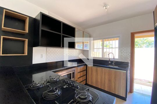Cozinha e Área de Serviço de casa para alugar com 2 quartos, 68m² em Boa Vista, Novo Hamburgo
