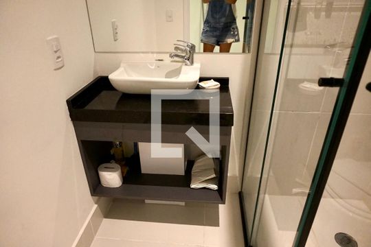 Banheiro de kitnet/studio à venda com 1 quarto, 20m² em Santo Amaro, São Paulo