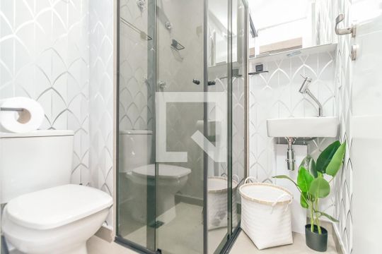 Banheiro de kitnet/studio para alugar com 1 quarto, 18m² em Bela Vista, São Paulo