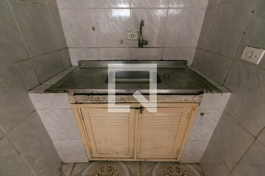 Pia de casa para alugar com 1 quarto, 30m² em Vila Carmosina, São Paulo