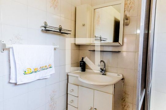 Banheiro do Escritório de casa à venda com 3 quartos, 200m² em Campestre, Santo André