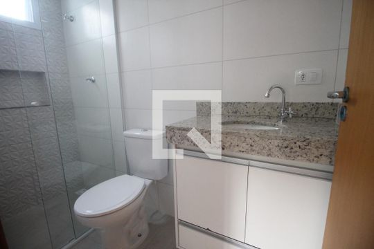 Banheiro de apartamento para alugar com 1 quarto, 27m² em Vila Nivi, São Paulo