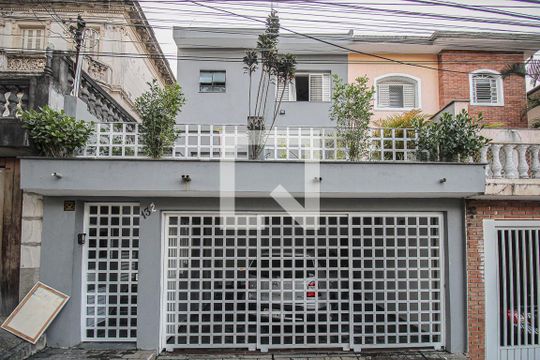 Fachada de casa à venda com 4 quartos, 200m² em Cambuci, São Paulo