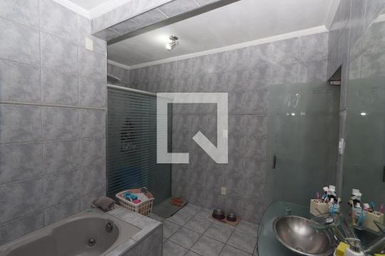 Banheiro da Suíte 1 de casa para alugar com 4 quartos, 266m² em Vila Ivone, São Paulo