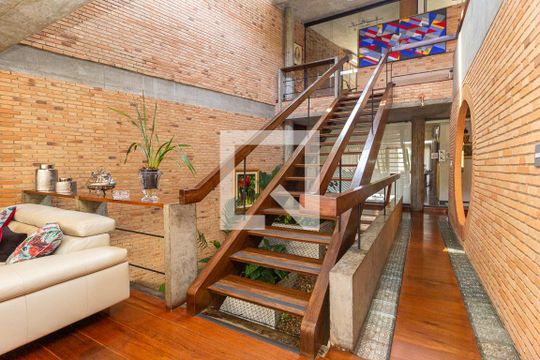 Escada de casa à venda com 4 quartos, 370m² em Sumaré, São Paulo