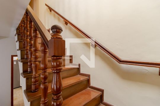 Escadas de casa à venda com 4 quartos, 160m² em Aclimação, São Paulo