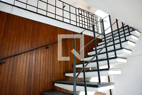 Escada de casa à venda com 10 quartos, 450m² em Vila Cordeiro, São Paulo