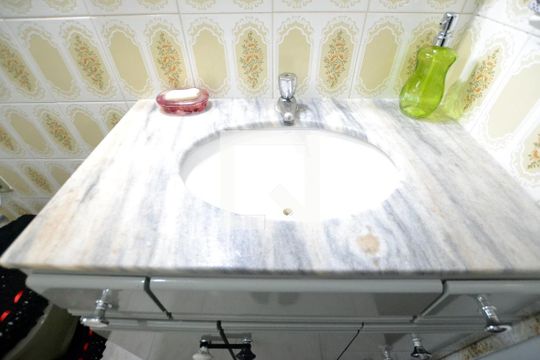 Banheiro de apartamento para alugar com 1 quarto, 53m² em Santa Tereza, Porto Alegre