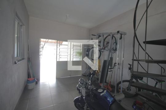 Garagem de casa à venda com 3 quartos, 179m² em Rio Branco, Canoas