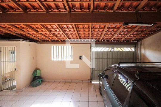 Garagem de casa à venda com 2 quartos, 400m² em Vila Cleonice, São Paulo