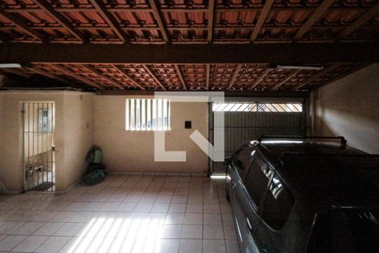 Garagem de casa à venda com 2 quartos, 400m² em Vila Cleonice, São Paulo