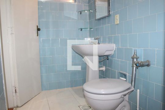 Banheiro de apartamento para alugar com 1 quarto, 48m² em Catete, Rio de Janeiro