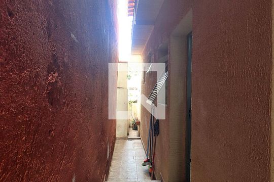 Corredor Lateral de casa à venda com 2 quartos, 173m² em Parque Oratorio, Santo André