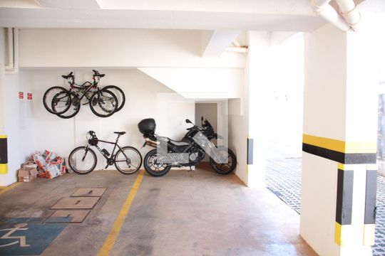 Garagem de apartamento para alugar com 2 quartos, 55m² em Alto Umuarama, Uberlândia