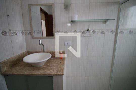 Banheiro de casa para alugar com 2 quartos, 80m² em Ramos, Rio de Janeiro