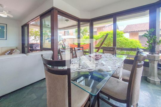 Sala de casa de condomínio para alugar com 5 quartos, 320m² em Jardim Tres Marias, Guarujá