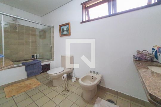 Banheiro 1 de casa de condomínio para alugar com 5 quartos, 320m² em Jardim Tres Marias, Guarujá