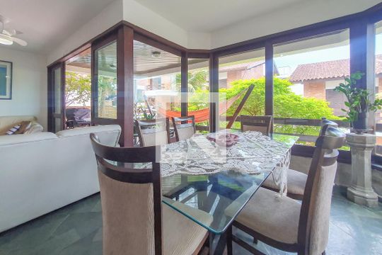 Sala de casa de condomínio para alugar com 5 quartos, 320m² em Jardim Tres Marias, Guarujá