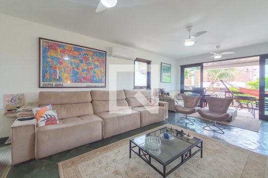 Sala de casa de condomínio para alugar com 5 quartos, 320m² em Jardim Tres Marias, Guarujá