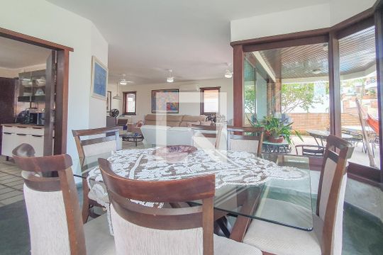 Sala de casa de condomínio para alugar com 5 quartos, 320m² em Jardim Tres Marias, Guarujá