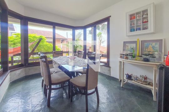 Sala de casa de condomínio para alugar com 5 quartos, 320m² em Jardim Tres Marias, Guarujá