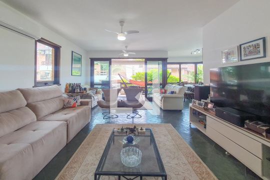 Sala de casa de condomínio para alugar com 5 quartos, 320m² em Jardim Tres Marias, Guarujá