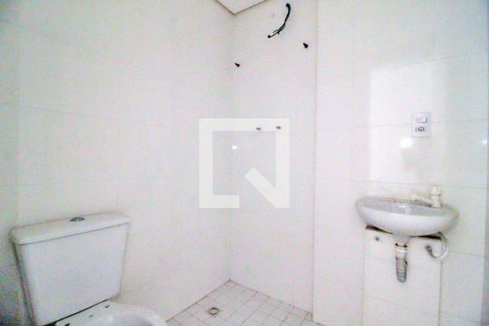 Banheiro de apartamento à venda com 2 quartos, 58m² em Vila Curuçá, Santo André